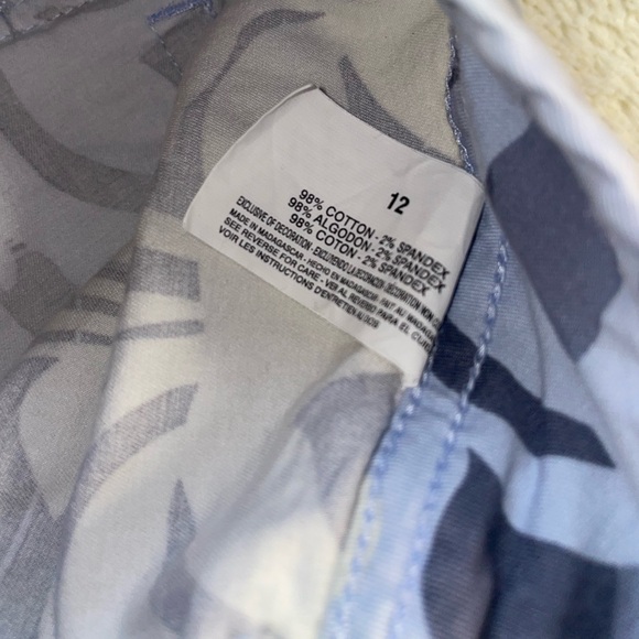 Gloria Vanderbilt Floral Capri Snap Button Drawstring Pants in Blue and White - Picture 6 of 7